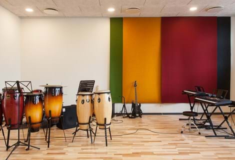 fraster, filt, felt cover, rumafskærmning, roomdivider, akustik, uld filt, inspiration, design, indretning, afskærmning, filtgardin, anne trolles skole